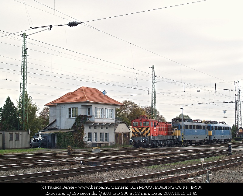 Debrecen a remot Bobók második fellegvára is. Ezen a képen úgy látszhat, hogy nagyon jól állnak velük, hiszen a fűtőházban is M28 helyett ilyen Caterpillar-motoros erőművészekkel dolgoznak, de látni fogjuk, hogy ez közel sincs így. kép M44 430 Debrecenben fotó
