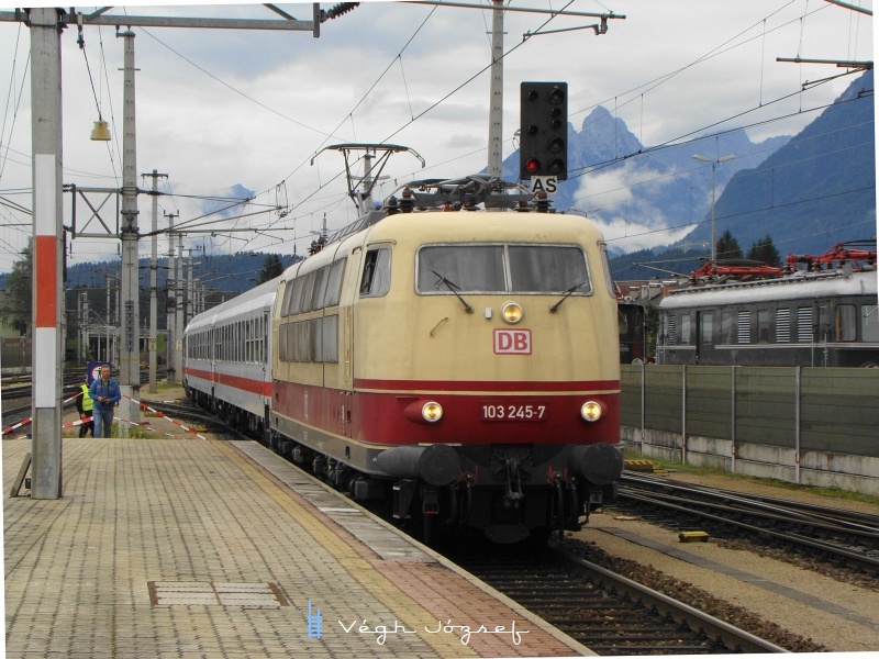 Mivel a „Grossglockner” nem nosztalgiajárat, hanem menetrendszerinti járat, a 103-as nem a klasszikus Rheingold kocsikkal jött, hanem fehér IC szerelvénnyel. kép 103 245-7 Wörglben fotó