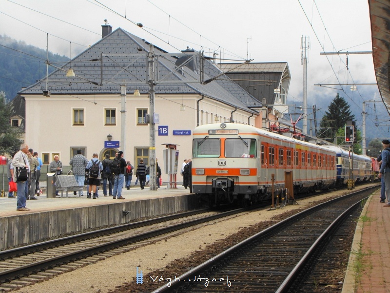 A Müncheni S-bahn nosztalgiavonata is itt járt, vasútbarátok sokaságát hozva Wörglbe. A 420 501-9 pályaszámú motorvonat számtalan különvonat főszereplője, karrierjét a 72-es Müncheni olimpia idején induló Müncheni S-bahn vonalakon kezdte. kép A müncheni S-Bahn 420 501-9 pályaszámú motorvonata Wörglben fotó