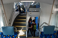 A MÁV-START 815 003 pályaszámú Stadler KISS emeletes elővárosi motorvonatának belső tere (lépcsőház - az alsó utastér akadálymentes)