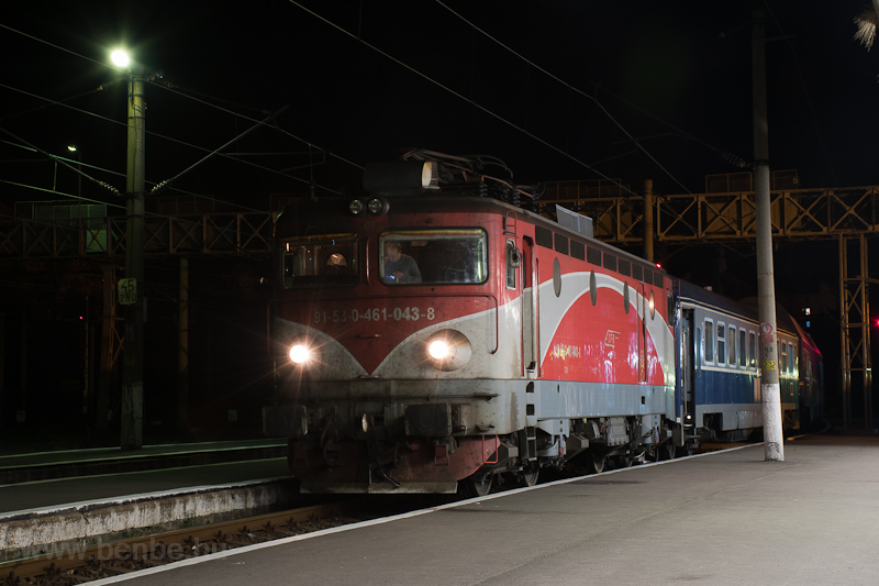 A CFR Calatori 461 043-8 Petrozsény állomáson egy Filiasiból érkezett, alaposan megkésett személyvonattal fotó