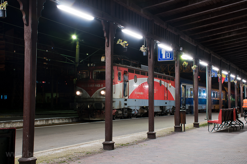 A CFR Calatori 461 043-8 Petrozsény állomáson egy Filiasiból érkezett, alaposan megkésett személyvonattal fotó