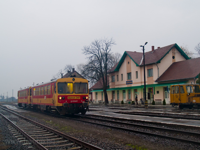 The MÁV-START Bzmot 347 seen at Kötegyán station photo