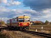 A Bzmot 286 Sirató megállóhelyre érkezik Csabacsűd felől az Orosháza-Szarvas-Mezőtúr vasútvonalon