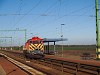 A 449 021-es magánvasúti dízelmozdony halad át Tiszatenyő állomáson