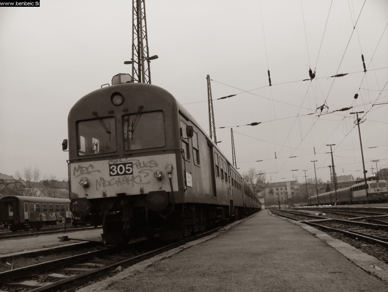 This train seems to be facing a wrong direction: usually driving trailers face the buffer stops, so the engines can easily leave them: but this train runs from Kőbánya-Kispest to Kiskunhalas (now that Józsefváros is closed), and is only here for cleaning. At KÖKI, it’s easier for engines this way, as they face Ferencváros depot. picture