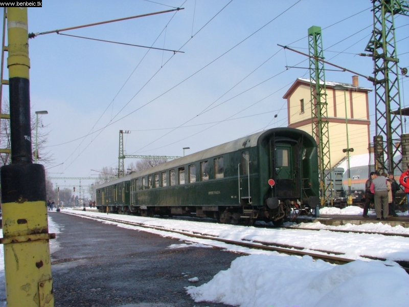 This is a unique restaurant wagon, and never ran with a Bb mot, but this was the only vehicle in the nostalgia stock that harmonized in colour with the DMU and had heating on it. picture