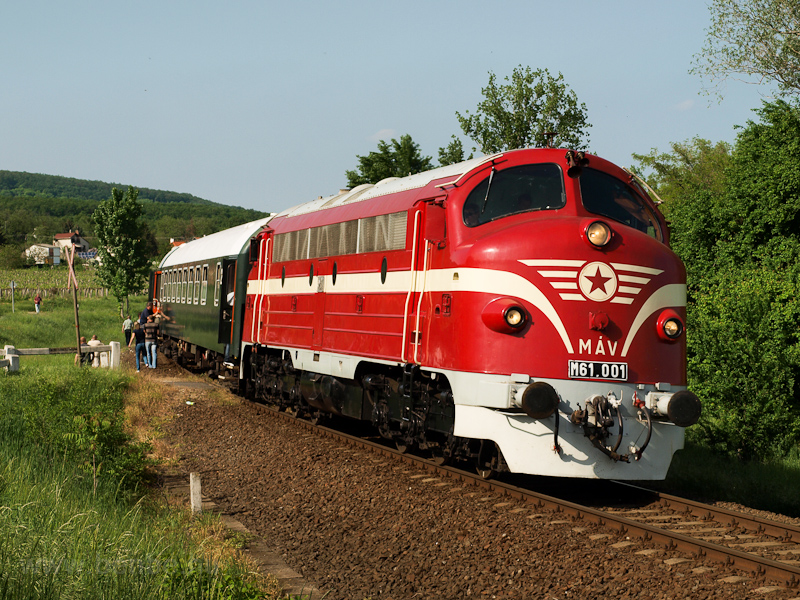 Az M61 001 a Balaton Retró Expressz nosztalgiavonattal Szepezdfürdőn fotó
