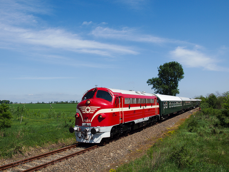Az M61 001 a ritkn hasznlt, a Budapest-Szkesfehrvr vonal s Szkesfehrvr lloms tptse miatt fljtott Brgnd-Szabadbattyn vonalszakaszon fot