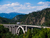 A Szerb Vasút 901-002 pályaszámú Plasser vágánydiagnosztikai mérőkocsija a Tara-viadukton Mojkovácnál