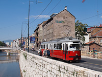 Szarajevo - bécsi E típusú villamos a Miljacka patak partján