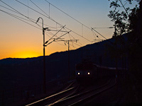 Vonat halad át Ovčari állomáson