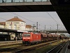 A DB AG 185 076-7 pályaszámú TRAXX villanymozdonya tehervonattal Regensburg Hauptbahnhof állomáson