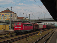 A DB AG 151 055-1 Regensburg Hauptbahnhofon húz egy vegyes tehervonatot