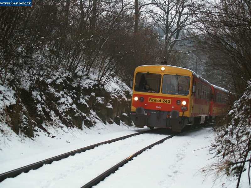 Bzmot 243 "nagyon kedves" mozdonyvezetõjével érkezik Magyarkútra fotó