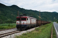 A ŽFBH 441 512 (korábban a TCDD-nél bérben, mint E52 512) Želeće és Žepče között egy helytelen vágányon közelekdő tehervonatot húzva