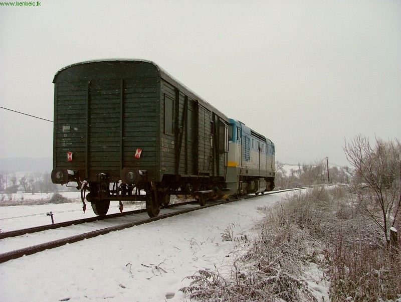 "Vlak 84300 2 osi prijmete vlak 84300 o dlzke 10 m s odchoodmz malych strecin a 11,55 hod ludrovan" - a telex szerint a vonat két tengelynyi kocsit húz, 10 méter hosszan. Ránézésre stimmel... kép 752 041 Nógrádszakálnál fotó