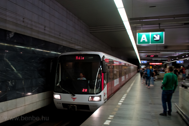 Prágai Siemens M1 metró Hla fotó