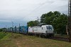 A Retrack 193 815 pályaszámú Siemens Vectron Győr-Gyárváros és Győrszentiván között csereszekrényeket szállító Huckepack-tehervonattal
