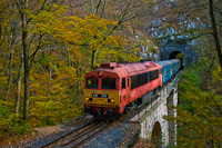 A MÁV-START 418 319 Porva-Csesznek és Vinye között a Porva-cseszneki I. alagút és a Gubányi Károly-viaduktnál