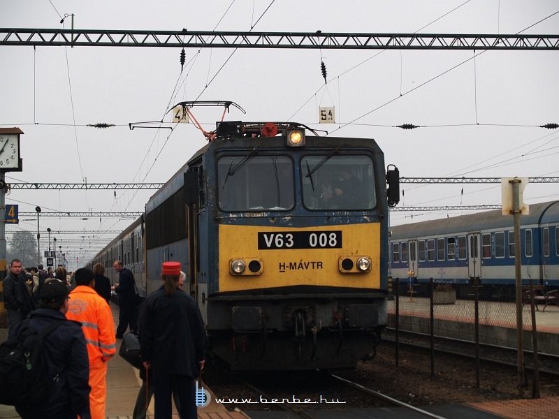 The 3600 kW, six-axle locomotive-monster (or Locomonster) is a waste at a 120 kph IC-train, it should be used for high-speed passanger and heavy freight trains. Presumably, MÁV-Trakció locomotives will permanently be divided between MÁV-START (the passanger company) and MÁV-Cargo (the freight company, soon to be renamed Rail Cargo Hungary) thus eliminating such bad decisions. picture