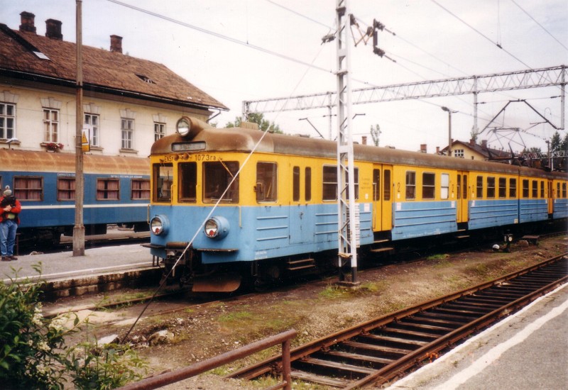 The PKP EN57 1073 seen at Z picture