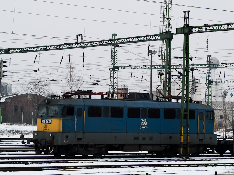 A MÁV-TR V43 1338 Székesfehérvár állomáson fotó