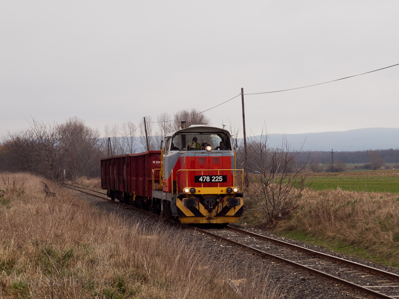 A MÁV-START 478 225 Nagygyimót és Pápa között már visszatérőben a tolatós tehervonattal fotó