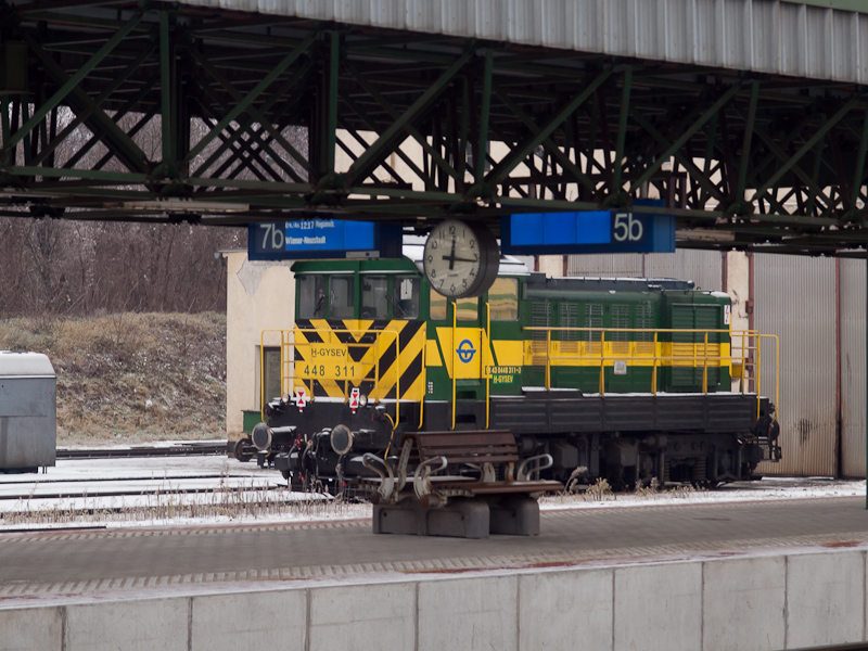 A GYSEV 448 311 Sopron állomáson a fűtőház előtt már új zárjelző tárcsákkal pózol fotó