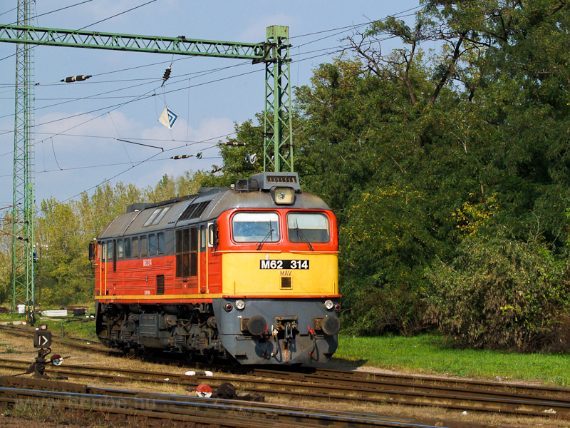 A MÁV M62 314 Dunaújváros állomáson fotó
