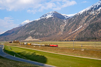 Az RhB Ge 6/6 II  701 Bever és Samedan között egy tehervonatot húzva az Oberengadinban