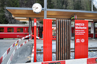 Az Albulabahn a világörökség része - de azért a kötelező kajaautomata ott van