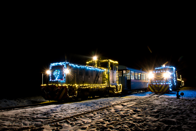 Fények Fotósvonata: A Királyréti Erdei Vasút Mk48 2031 a fotósvonattal és az Mk48 2014 a menetrend szerinti személyvonattal Hártókút állomáson fotó