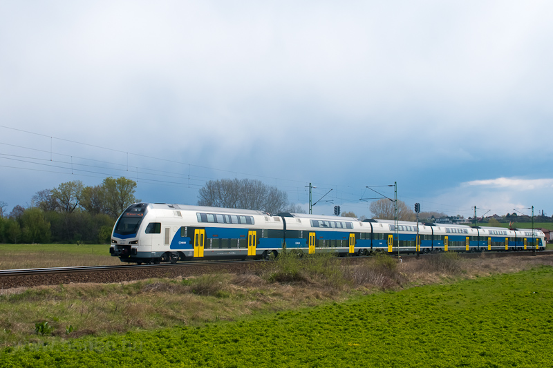 A MÁV-START 815 021 pályaszámú Stadler Kiss emeletes villamos motorvonata Ecser és Rákoskert között fotó