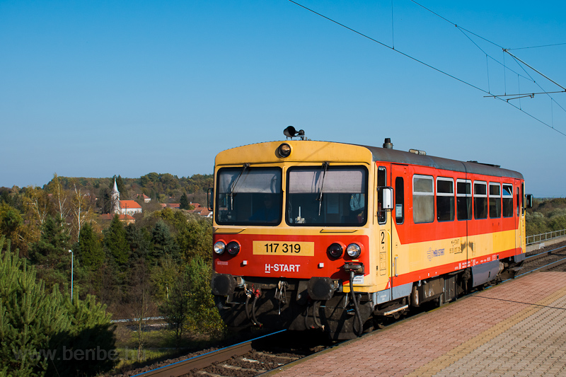 The MÁV-START 117 319 seen  picture
