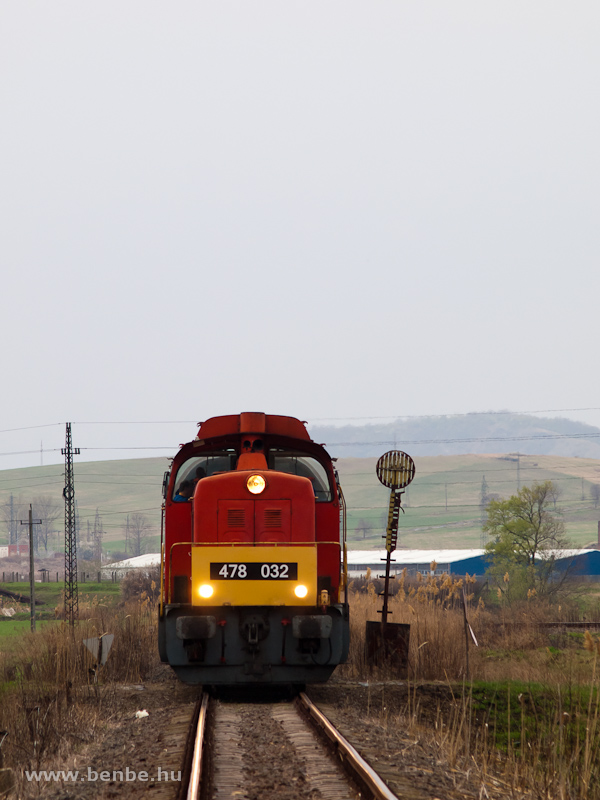 A MÁV-Trakció Zrt. 478 032 (ex-M47 2032) pályaszámú Dácsiája a Rákóczibányára vezető iparvasút kiágazásánál Kisterenye és Nemti között fotó