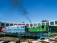 The BHÉV 27 is pulling the V43 1001 on the turntable