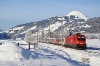 Az ÖBB 1116 195-7 pályaszámú Taurus egy igen vegyes képű vonattal Kirchberg in Tirolnál