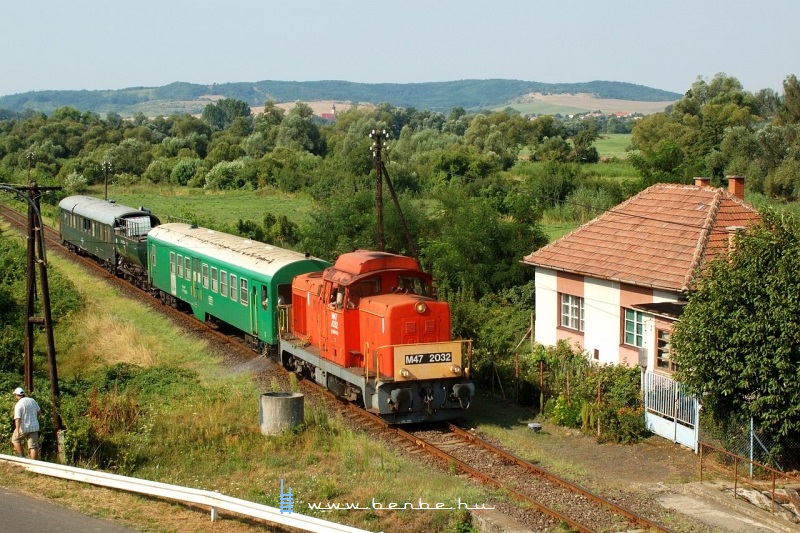 The M47 2032 is pulling the weedkiller train near Nógrádszakál, towards Ráróspuszta photo