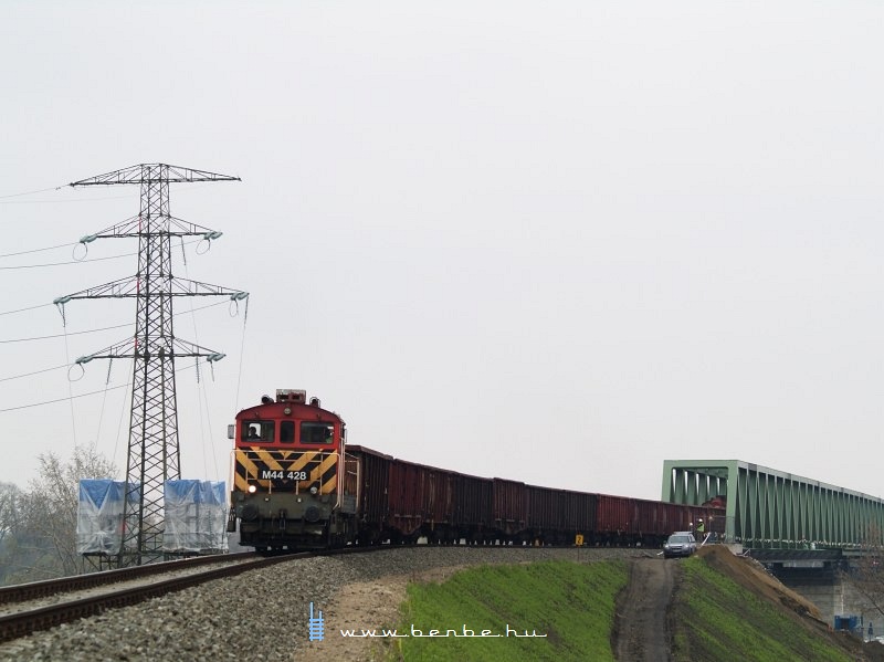 M44 428 az Újpesti vasúti híd terhelési próbáján fotó