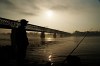 Horgász az Újpesti vasúti híd lábánál
