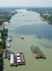 Az Újpesti vasúti híd új szerkezetének darabjai a Dunán hajókázva