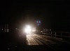 A Rába-Balaton motorkocsi és a kísérteties fényekbe burkolódzó Újpesti vasúti híd