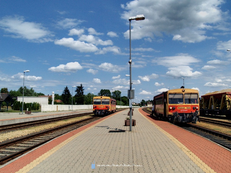 The Bzmots 183 and 184 at Zalalövõ station photo