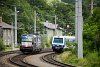 A Wiener Lokalbahnen AG által az MRCE Dispolok-tól bérelt X 4 E - 605 pályaszámú Siemens Vectron Payerbach-Reichenau tehervonati átmenő fővágányán halad át