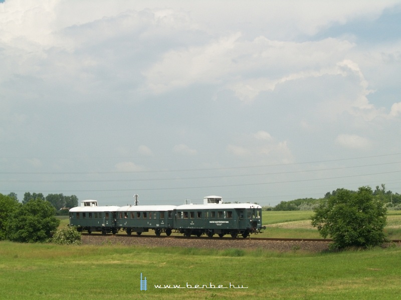 Az ABnymot 502 pályaszámú, háromtengelyes, hosszított Ganz mellékvonali motorkocsi Miklóstelep és Kecskemét-Máriaváros között fotó