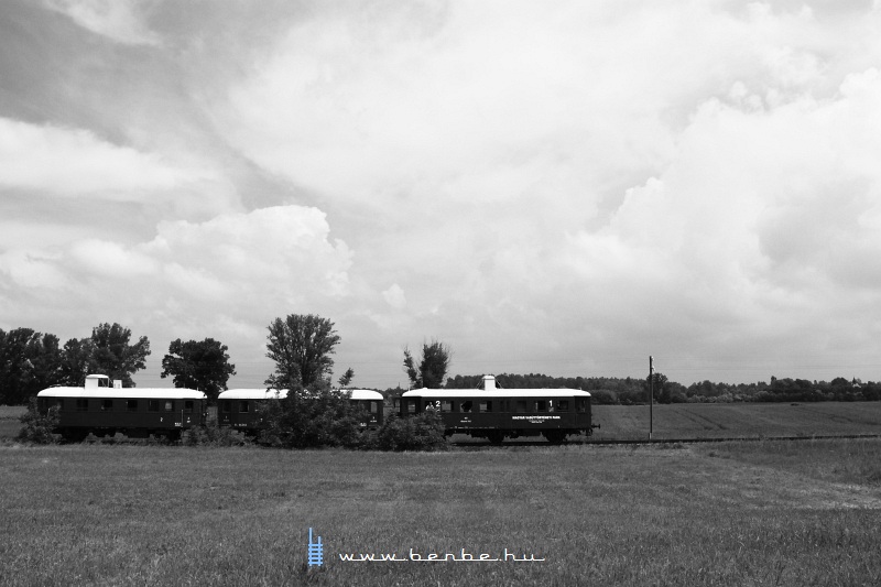 Az ABnymot 502 pályaszámú, háromtengelyes, hosszított Ganz mellékvonali motorkocsi Miklóstelep és Kecskemét-Máriaváros között fotó