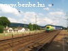 Csereszekrényekkel rakott vonatával Vértesszõlõsön vágtat át a 1047 503-6