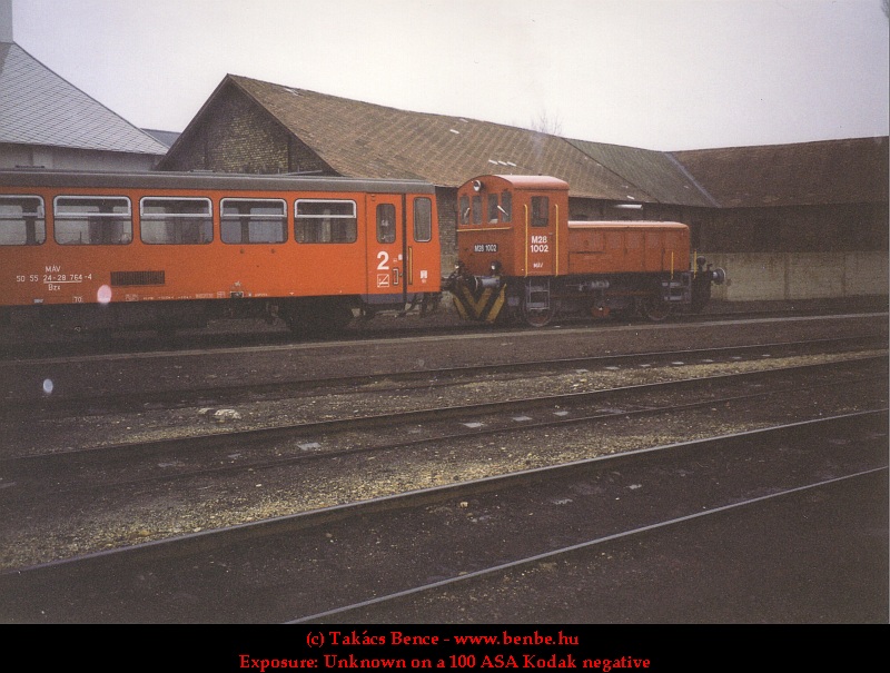M28 1002 régi festésû piros Bzx kocsikat rendez Kecskemét állomáson fotó