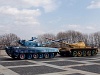 Virágokkal borított tankok a Győzelmi parkban, Kiivben - a Krím-félsziget megszállásakor újra katonai zöldre festették őket
